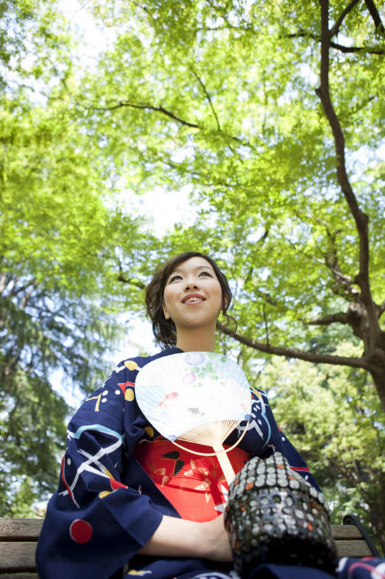 东方人,一个人,坐,笑,微笑,露齿笑,竖图,室外,白天,仰视,民族服装,购物,消费,植物,道路,路,袋子,亚洲,仅一个年轻女性,仅一个女性,仅一个人,一排,握,阴影,和服,朦胧,模糊,整齐,光线,包装袋,扇子,手提袋,影子,折扇,纸扇,小路,购物袋,交通,清凉,拿,拿着,扭头,注视,黄种人,凉爽,文化,穿,树,树木,排列,一个,黄色,红色,蓝色,绿色,蓝天,天空,阳光,自然,天,观察,看,转头,握着,金融,服饰,生长,晴朗,单个,成长,观看,察看,穿着,队列,购买,关注,贸易,吴服,万里无云,唐草,唐花,唐锦,撒扇,年轻女性,女人,女性,亚洲人,晴空,晴空万里,坐着,半身,彩图,低角度拍摄,传统服装,民俗服,传统文化