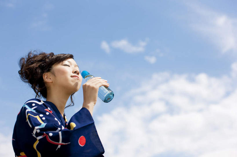 东方人,一个人,闭眼,横图,室外,白天,仰视,民族服装,水,亚洲,仅一个年轻女性,仅一个女性,仅一个人,喝,握,阴影,和服,光线,影子,云,云朵,拿,云彩,拿着,黄种人,一个,黄色,红色,蓝色,黑色,白云,蓝天,天空,阳光,瓶子,塑料制品,天,塑料瓶,握着,服饰,晴朗,单个,盘发,吴服,唐草,唐花,唐锦,年轻女性,女人,女性,亚洲人,卷发,晴空,闭眼睛,闭着眼,闭着眼睛,抬头,仰头,半身,彩图,低角度拍摄,传统服装,民俗服