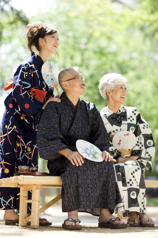 东方人,三个人,家庭,夫妻,母亲,父亲,女儿,站,坐,笑,微笑,露齿笑,竖图,室外,白天,正面,民族服装,爱情,树林,植物,道路,路,椅子,亚洲,一把,戴,握,阴影,和服,朦胧,模糊,光线,木制,扇子,眼镜,影子,折扇,纸扇,木椅,小路,交通,三把,浪漫,清凉,拿,拿着,黄种人,凉爽,文化,穿,树,树木,黄色,红色,蓝色,绿色,白色,阳光,自然,木制品,站着,温暖,温馨,父女,母女,三口之家,一家人,恩爱,父爱,母爱,握着,恋人,服饰,生长,成长,戴着,和睦,穿着,近视眼镜,吴服,唐草,唐花,唐锦,撒扇,老年男性,老年女性,男人,男性,年轻女性,女人,女性,亚洲人,年轻人,夫妇,情侣,站立,坐着,彩图,全身,传统服装,民俗服,伴侣,融洽,传统文化