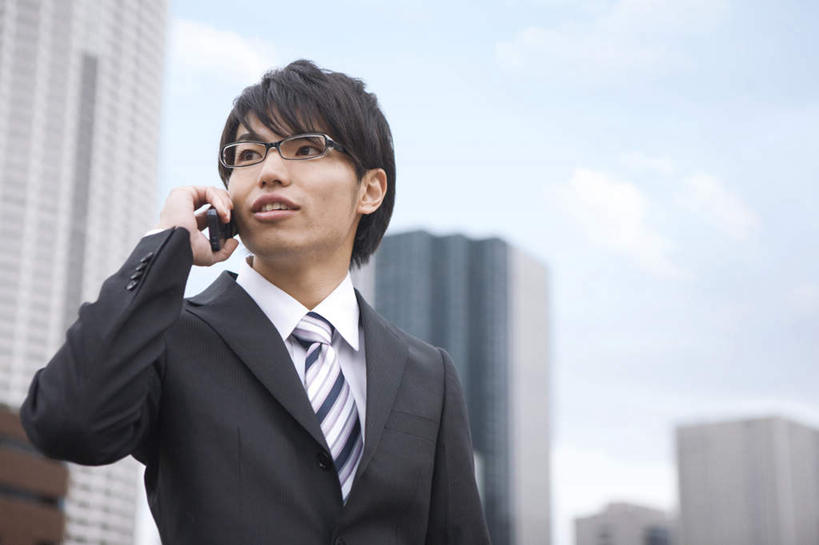 东方人,一个人,商务人士,商务男性,高楼大厦,说,打电话,横图,室外,白天,仰视,衬衫,讨论,大厦,建筑,摩天大楼,电话,手机,日本,亚洲,仅一个男性,仅一个人,阴影,套装,朦胧,模糊,光线,眼镜,影子,云,云朵,云彩,注视,黄种人,通讯设备,仅一个年轻男性,蓝色,白云,蓝天,天空,阳光,天,观察,看,晴朗,观看,察看,关注,商务装,近视眼镜,工薪阶层,东亚,日本国,交流,男人,男性,年轻男性,亚洲人,白领,上班族,晴空,沟通,讲话,交谈,商讨,说话,谈话,通话,半身,彩图,低角度拍摄,衬衣,大楼,高层建筑,高楼,摩天楼