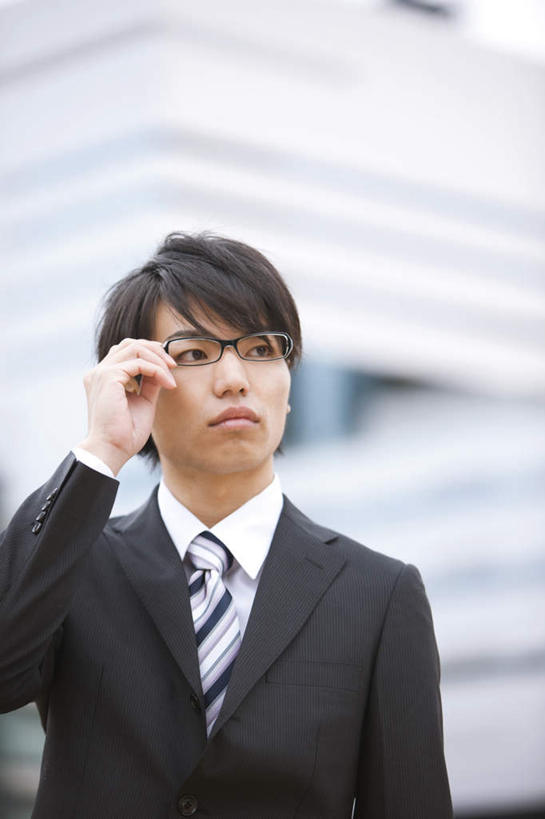 东方人,一个人,商务人士,商务男性,高楼大厦,竖图,室外,白天,正面,衬衫,大厦,建筑,摩天大楼,日本,亚洲,仅一个男性,仅一个人,戴,握,阴影,套装,朦胧,模糊,光线,眼镜,影子,云,云朵,云彩,注视,黄种人,仅一个年轻男性,蓝色,白云,蓝天,天空,阳光,天,观察,看,握着,晴朗,观看,察看,关注,商务装,近视眼镜,工薪阶层,东亚,日本国,男人,男性,年轻男性,亚洲人,白领,上班族,晴空,半身,彩图,衬衣,大楼,高层建筑,高楼,摩天楼