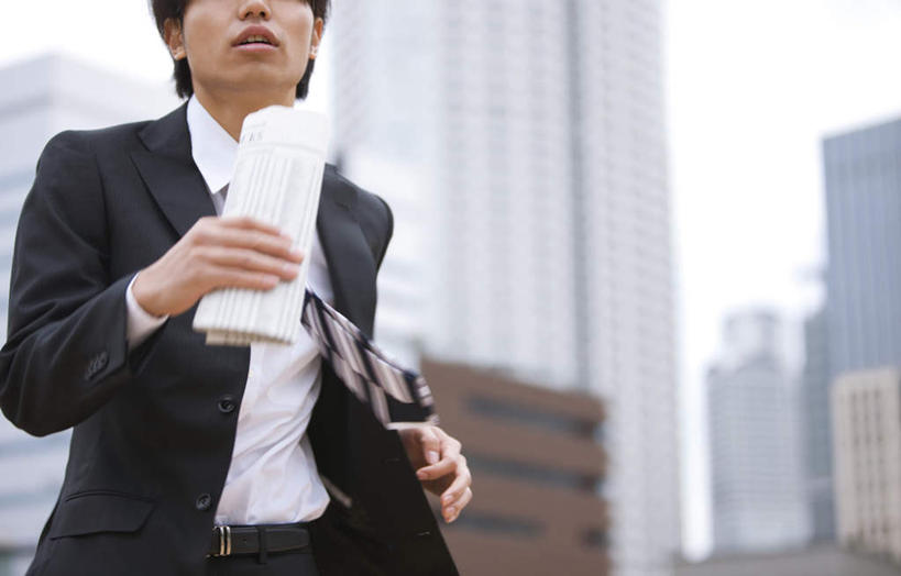 东方人,一个人,商务人士,商务男性,高楼大厦,跑,横图,室外,白天,仰视,衬衫,大厦,建筑,摩天大楼,报纸,日本,亚洲,仅一个男性,仅一个人,阴影,套装,朦胧,模糊,光线,信息,影子,云,云朵,拿,云彩,拿着,黄种人,仅一个年轻男性,蓝色,白云,蓝天,天空,阳光,天,晴朗,新闻,商务装,工薪阶层,东亚,日本国,男人,男性,年轻男性,亚洲人,白领,上班族,晴空,跑步,半身,彩图,低角度拍摄,衬衣,大楼,高层建筑,高楼,摩天楼,报刊