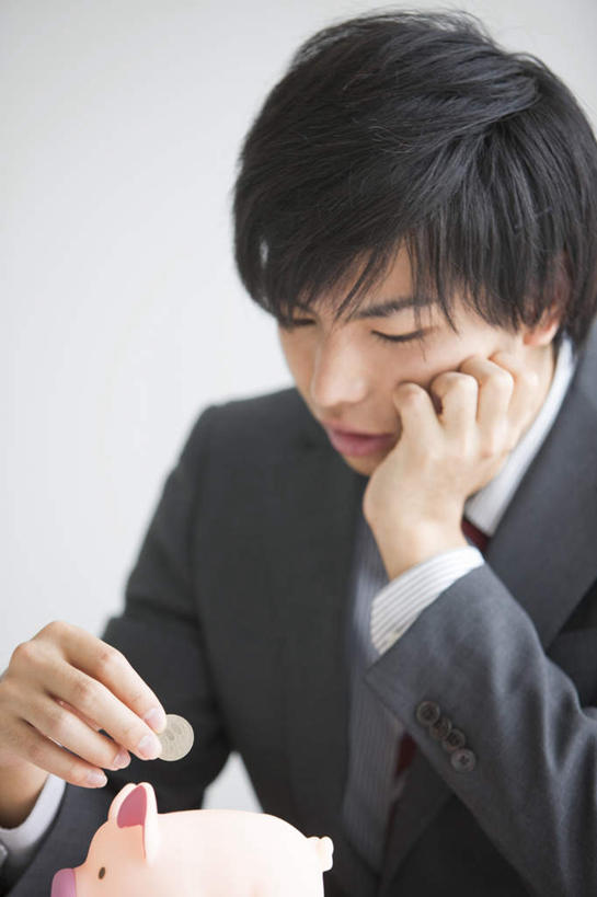 东方人,一个人,商务人士,商务男性,竖图,室内,白天,正面,衬衫,亚洲,仅一个男性,仅一个人,撑,套装,朦胧,模糊,一枚,拿,拿着,托腮,注视,黄种人,仅一个年轻男性,观察,看,托,储蓄罐,观看,察看,关注,托下巴,商务装,工薪阶层,硬币,男人,男性,年轻男性,亚洲人,白领,上班族,半身,彩图,衬衣