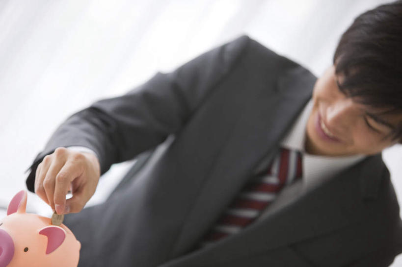 东方人,一个人,商务人士,商务男性,笑,微笑,露齿笑,横图,室内,白天,正面,衬衫,亚洲,仅一个男性,仅一个人,套装,朦胧,模糊,一枚,拿,拿着,注视,黄种人,仅一个年轻男性,观察,看,储蓄罐,观看,察看,关注,商务装,工薪阶层,硬币,男人,男性,年轻男性,亚洲人,白领,上班族,半身,彩图,衬衣