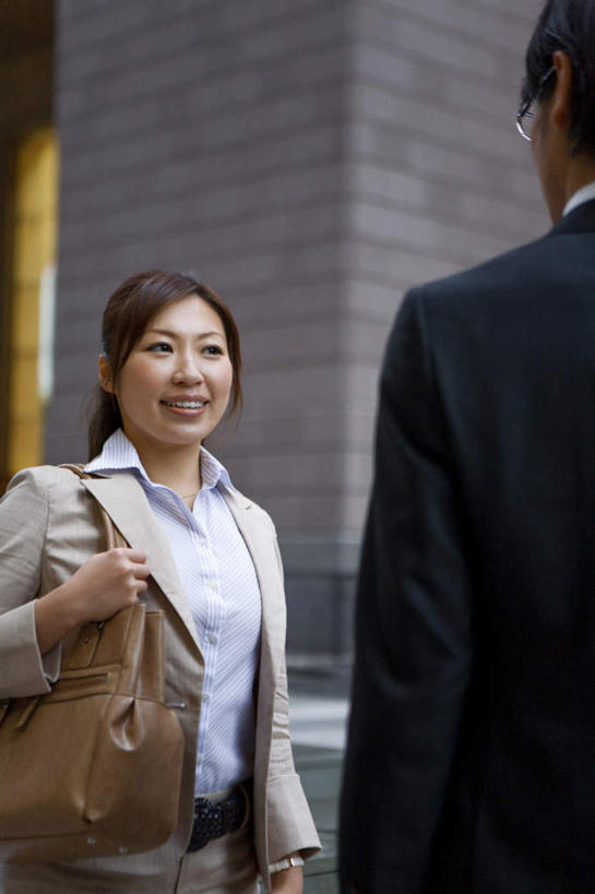 东方人,背部,两个人,同事,商务人士,商务男性,商务女性,高楼大厦,站,笑,微笑,露齿笑,竖图,室外,白天,正面,衬衫,成功,合作,团队,集体,信心,楼梯,大厦,道路,建筑,路,摩天大楼,公路,照明,亚洲,套装,朦胧,模糊,包,皮包,阶梯,灯光,交通,注视,黄种人,队伍,墙壁,台阶,灯,扶,观察,看,站着,观看,单肩包,照亮,察看,领导,照明设备,成就,关注,商务装,合伙,领袖,工薪阶层,男人,男性,年轻男性,年轻女性,女人,女性,亚洲人,白领,上班族,马路,站立,半身,彩图,衬衣,大楼,高层建筑,高楼,摩天楼