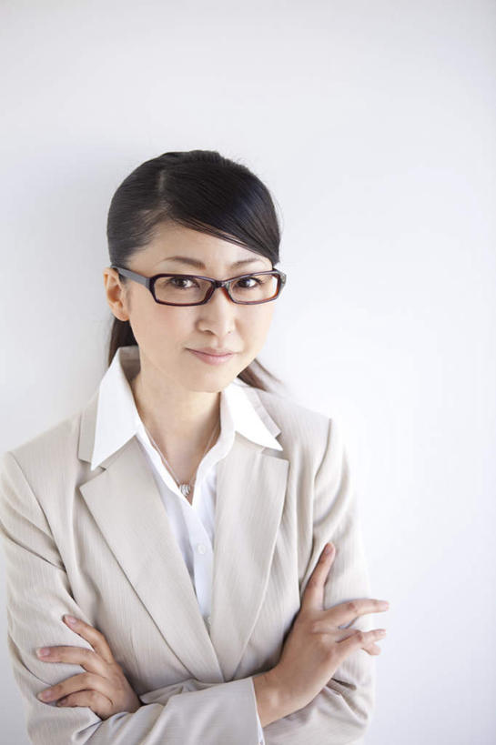 东方人,一个人,商务人士,商务女性,双手交叉,竖图,室内,白天,白色背景,正面,亚洲,仅一个女性,仅一个人,套装,眼镜,注视,黄种人,观察,看,仅一个中年女性,摄影,影棚,观看,察看,双手抱胸,关注,商务装,近视眼镜,工薪阶层,女人,女性,中年女性,亚洲人,白领,上班族,半身,彩图,影棚拍摄,拍摄
