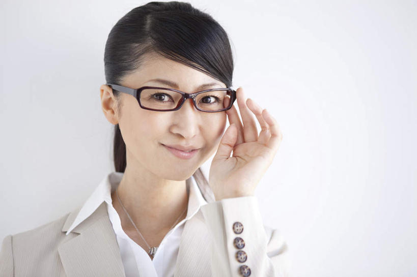 东方人,脸,头,脸颊,一个人,商务人士,商务女性,横图,室内,特写,白天,白色背景,正面,亚洲,仅一个女性,仅一个人,戴,套装,眼镜,黄种人,肩膀,扶,仅一个中年女性,摄影,影棚,商务装,近视眼镜,工薪阶层,女人,女性,中年女性,亚洲人,头部,脸部,脸蛋,面部,白领,上班族,半身,彩图,影棚拍摄,拍摄
