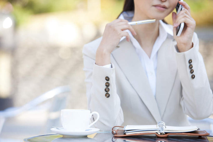 东方人,一个人,商务人士,商务女性,办公室,打电话,横图,室外,白天,正面,植物,杯子,电话,手机,亚洲,仅一个女性,仅一个人,撑,握,套装,朦胧,模糊,光线,笔,瓷器,办公用品,咖啡杯,陶瓷制品,拿,听,拿着,托腮,黄种人,通讯设备,文具,树,树木,绿色,阳光,自然,笔记本,学习用品,托,仅一个中年女性,握着,生长,成长,文具用品,托下巴,瓷杯,商务装,工薪阶层,交流,女人,女性,中年女性,亚洲人,白领,上班族,沟通,通话,半身,彩图