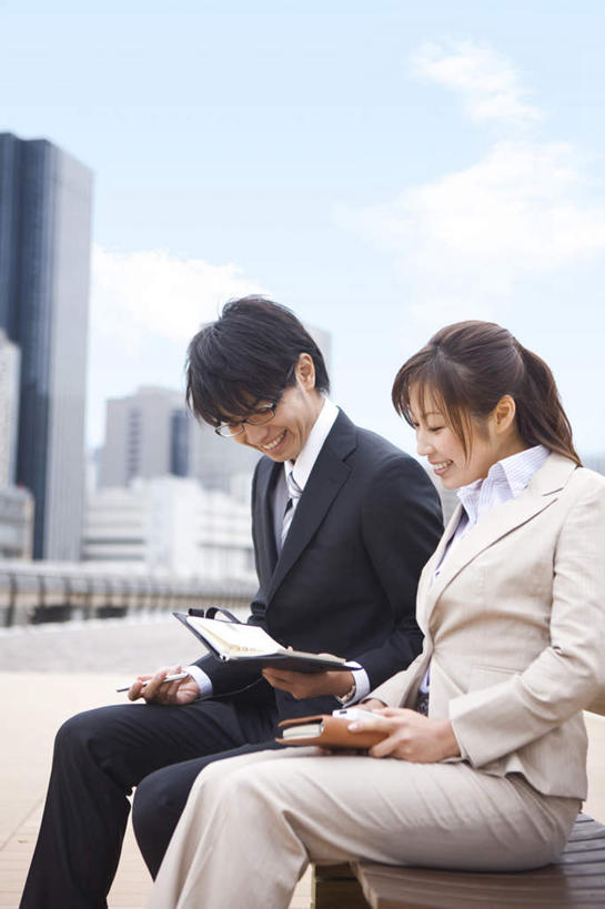 东方人,两个人,同事,商务人士,商务男性,商务女性,高楼大厦,坐,笑,微笑,露齿笑,竖图,室外,白天,正面,衬衫,成功,合作,团队,集体,信心,大厦,建筑,摩天大楼,椅子,亚洲,阴影,套装,光线,眼镜,影子,木椅,云,云朵,记事本,拿,云彩,拿着,注视,黄种人,队伍,蓝色,白云,蓝天,天空,阳光,本子,笔记本,天,观察,看,晴朗,观看,察看,领导,成就,关注,商务装,合伙,领袖,近视眼镜,工薪阶层,男人,男性,年轻男性,年轻女性,女人,女性,亚洲人,白领,上班族,晴空,坐着,半身,彩图,衬衣,大楼,高层建筑,高楼,摩天楼
