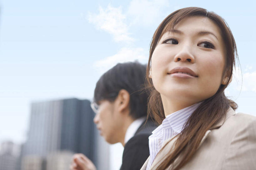 东方人,脸,头,脸颊,两个人,同事,商务人士,商务男性,商务女性,高楼大厦,坐,笑,微笑,露齿笑,横图,室外,特写,白天,仰视,衬衫,成功,合作,团队,集体,信心,大厦,建筑,摩天大楼,亚洲,套装,朦胧,模糊,眼镜,注视,黄种人,队伍,肩膀,观察,看,观看,察看,领导,成就,关注,商务装,合伙,领袖,近视眼镜,工薪阶层,男人,男性,年轻男性,年轻女性,女人,女性,亚洲人,头部,脸部,脸蛋,面部,白领,上班族,坐着,半身,彩图,低角度拍摄,衬衣,大楼,高层建筑,高楼,摩天楼