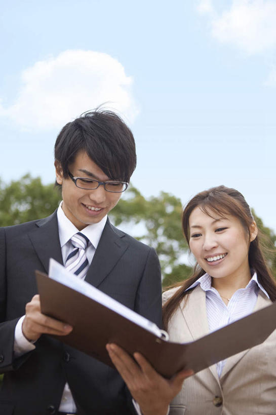 东方人,两个人,同事,商务人士,商务男性,商务女性,站,笑,说,微笑,露齿笑,竖图,室外,白天,仰视,衬衫,讨论,成功,合作,团队,集体,信心,树林,植物,亚洲,阴影,套装,光线,眼镜,影子,云,云朵,拿,云彩,拿着,注视,黄种人,队伍,树,树木,蓝色,绿色,白云,蓝天,天空,阳光,自然,天,观察,看,站着,生长,晴朗,成长,观看,察看,领导,成就,关注,商务装,合伙,领袖,近视眼镜,工薪阶层,交流,男人,男性,年轻男性,年轻女性,女人,女性,亚洲人,白领,上班族,晴空,沟通,讲话,交谈,商讨,说话,谈话,站立,半身,彩图,低角度拍摄,衬衣