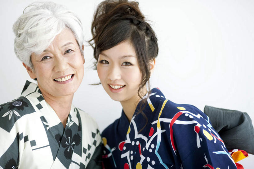 东方人,脸,头,脸颊,头发,两个人,家庭,站,笑,微笑,露齿笑,横图,室外,特写,白天,白色背景,正面,民族服装,亚洲,花纹,和服,图案,注视,黄种人,肩膀,白色,黑色,观察,看,站着,温暖,温馨,一家人,服饰,观看,和睦,察看,关注,吴服,唐草,唐花,唐锦,老年女性,年轻女性,女人,女性,亚洲人,头部,脸部,脸蛋,面部,站立,半身,彩图,传统服装,民俗服,融洽