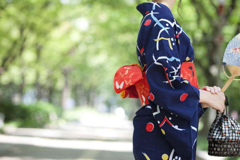 东方人,一个人,站,横图,室外,白天,侧面,民族服装,树林,植物,道路,路,公路,亚洲,仅一个年轻女性,仅一个女性,仅一个人,阴影,花纹,和服,朦胧,模糊,光线,包,图案,影子,交通,黄种人,娱乐,树,树木,绿色,阳光,自然,站着,享受,休闲,放松,服饰,生长,成长,吴服,唐草,唐花,唐锦,年轻女性,女人,女性,亚洲人,马路,站立,半身,彩图,传统服装,民俗服