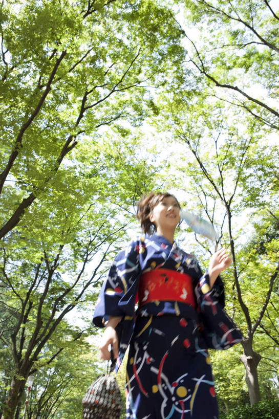 东方人,手,一个人,站,笑,微笑,露齿笑,竖图,室外,白天,仰视,民族服装,树林,植物,亚洲,仅一个年轻女性,仅一个女性,仅一个人,握,阴影,花纹,和服,光线,包,扇子,图案,影子,清凉,拿,拎,拿着,注视,黄种人,凉爽,文化,娱乐,树,树木,绿色,阳光,自然,观察,看,站着,享受,休闲,手部,放松,握着,服饰,生长,成长,观看,察看,关注,吴服,唐草,唐花,唐锦,年轻女性,女人,女性,亚洲人,站立,半身,彩图,低角度拍摄,传统服装,民俗服,拎着,传统文化