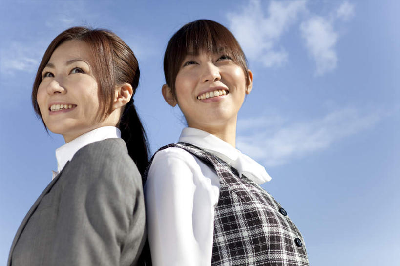 东方人,两个人,同事,商务人士,商务女性,站,笑,微笑,露齿笑,横图,室外,白天,仰视,成功,合作,团队,集体,信心,亚洲,阴影,套装,光线,影子,云,云朵,云彩,注视,黄种人,队伍,蓝色,白云,蓝天,天空,阳光,天,观察,看,站着,晴朗,观看,察看,领导,成就,关注,商务装,合伙,领袖,工薪阶层,年轻女性,女人,女性,亚洲人,白领,上班族,晴空,站立,半身,彩图,低角度拍摄