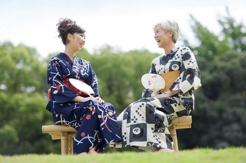 东方人,头发,两个人,家庭,母亲,女儿,坐,笑,微笑,露齿笑,横图,室外,白天,仰视,民族服装,树林,植物,椅子,亚洲,阴影,花纹,和服,朦胧,模糊,光线,扇子,图案,影子,木椅,清凉,注视,黄种人,凉爽,文化,相视,树,树木,蓝色,绿色,白色,黑色,蓝天,天空,阳光,自然,天,观察,看,温暖,温馨,母女,一家人,面对面,母爱,服饰,生长,成长,观看,对视,和睦,察看,关注,相对,吴服,相看,唐草,唐花,唐锦,老年女性,年轻女性,女人,女性,亚洲人,坐着,彩图,低角度拍摄,全身,传统服装,民俗服,融洽,传统文化