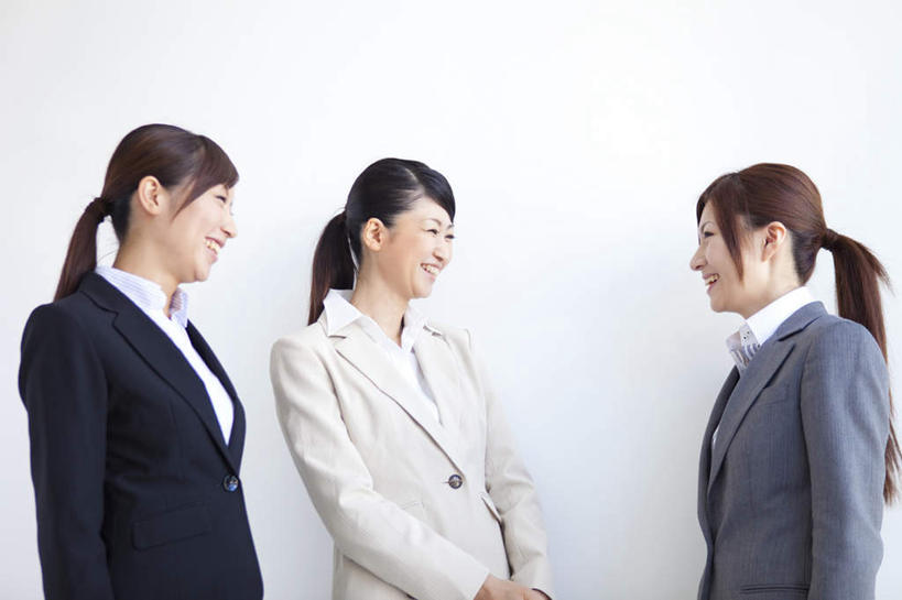 东方人,三个人,同事,商务人士,商务女性,站,笑,说,微笑,露齿笑,横图,室内,白天,白色背景,正面,讨论,成功,合作,团队,集体,信心,亚洲,套装,注视,黄种人,队伍,相视,观察,看,手放前,站着,面对面,摄影,影棚,观看,对视,察看,领导,成就,关注,相对,商务装,合伙,领袖,工薪阶层,相看,交流,年轻女性,女人,女性,亚洲人,白领,上班族,沟通,讲话,交谈,商讨,说话,谈话,站立,半身,彩图,影棚拍摄,拍摄