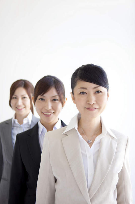 东方人,三个人,同事,商务人士,商务女性,站,笑,微笑,露齿笑,竖图,室内,白天,白色背景,正面,成功,合作,团队,集体,信心,亚洲,套装,注视,黄种人,队伍,观察,看,站着,摄影,影棚,观看,察看,领导,成就,关注,商务装,合伙,领袖,工薪阶层,年轻女性,女人,女性,亚洲人,白领,上班族,站立,半身,彩图,影棚拍摄,拍摄