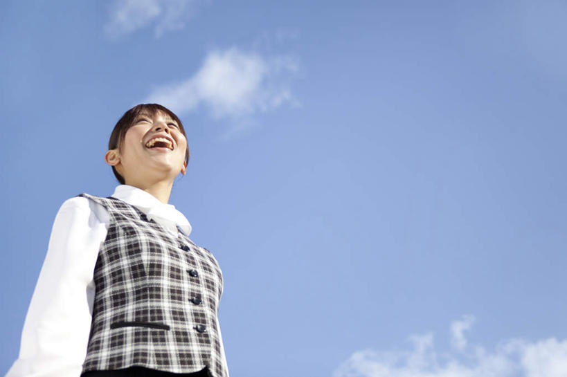 东方人,一个人,商务人士,商务女性,站,笑,微笑,露齿笑,横图,室外,白天,仰视,亚洲,仅一个年轻女性,仅一个女性,仅一个人,阴影,套装,光线,影子,云,云朵,云彩,注视,黄种人,蓝色,白云,蓝天,天空,阳光,天,观察,看,站着,晴朗,观看,察看,关注,商务装,工薪阶层,年轻女性,女人,女性,亚洲人,白领,上班族,晴空,站立,半身,彩图,低角度拍摄