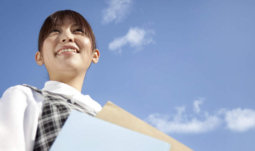 东方人,脸,头,脸颊,一个人,商务人士,商务女性,站,笑,微笑,露齿笑,横图,室外,特写,白天,仰视,亚洲,仅一个年轻女性,仅一个女性,仅一个人,阴影,套装,光线,材料,档案,文件,影子,云,云朵,云彩,注视,黄种人,肩膀,蓝色,白云,蓝天,天空,阳光,资料,天,观察,看,站着,晴朗,观看,察看,关注,文档,商务装,工薪阶层,年轻女性,女人,女性,亚洲人,头部,脸部,脸蛋,面部,白领,上班族,晴空,站立,半身,彩图,低角度拍摄