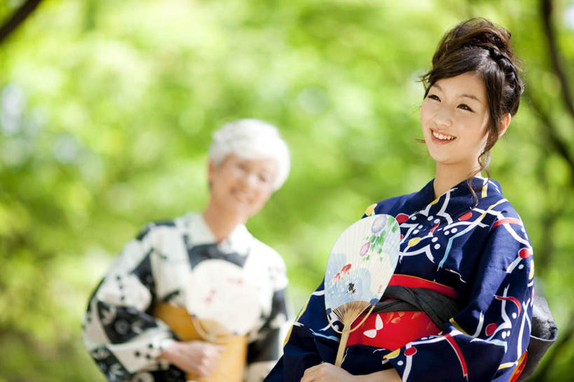 东方人,头发,两个人,家庭,母亲,女儿,站,笑,微笑,露齿笑,横图,室外,白天,仰视,民族服装,树林,植物,亚洲,握,阴影,花纹,和服,朦胧,模糊,光线,扇子,图案,影子,清凉,拿,拿着,注视,黄种人,凉爽,文化,树,树木,绿色,白色,黑色,自然,观察,看,站着,温暖,温馨,母女,一家人,母爱,握着,服饰,生长,成长,观看,和睦,察看,关注,亲情,吴服,唐草,唐花,唐锦,老年女性,年轻女性,女人,女性,亚洲人,站立,半身,彩图,低角度拍摄,传统服装,民俗服,融洽,传统文化