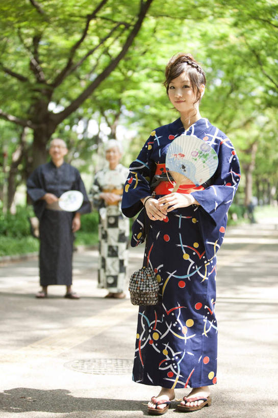 东方人,头发,三个人,家庭,母亲,父亲,女儿,站,笑,微笑,竖图,室外,白天,正面,民族服装,树林,植物,鞋子,亚洲,握,阴影,花纹,和服,朦胧,模糊,光线,包,扇子,图案,眼镜,影子,棕色,地面,清凉,拿,拎,拿着,注视,黄种人,凉爽,文化,木屐,树,树木,绿色,白色,阳光,自然,观察,看,站着,温暖,温馨,父女,母女,一家人,父爱,母爱,握着,服饰,生长,成长,观看,和睦,察看,关注,木鞋,近视眼镜,吴服,唐草,唐花,唐锦,老年男性,老年女性,男人,男性,年轻女性,女人,女性,亚洲人,站立,彩图,全身,传统服装,民俗服,人字拖,人字拖鞋,融洽,拎着,传统文化