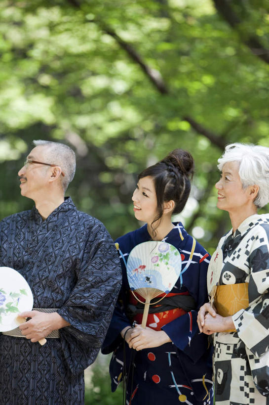 东方人,头发,三个人,家庭,母亲,父亲,女儿,站,笑,微笑,竖图,室外,白天,正面,民族服装,树林,植物,亚洲,握,阴影,花纹,和服,朦胧,模糊,光线,包,扇子,图案,眼镜,影子,地面,清凉,拿,拿着,注视,黄种人,凉爽,文化,树,树木,绿色,白色,黑色,阳光,自然,观察,看,站着,温暖,温馨,父女,母女,一家人,父爱,母爱,握着,服饰,生长,成长,观看,和睦,察看,关注,近视眼镜,吴服,唐草,唐花,唐锦,老年男性,老年女性,男人,男性,年轻女性,女人,女性,亚洲人,站立,彩图,全身,传统服装,民俗服,融洽,传统文化