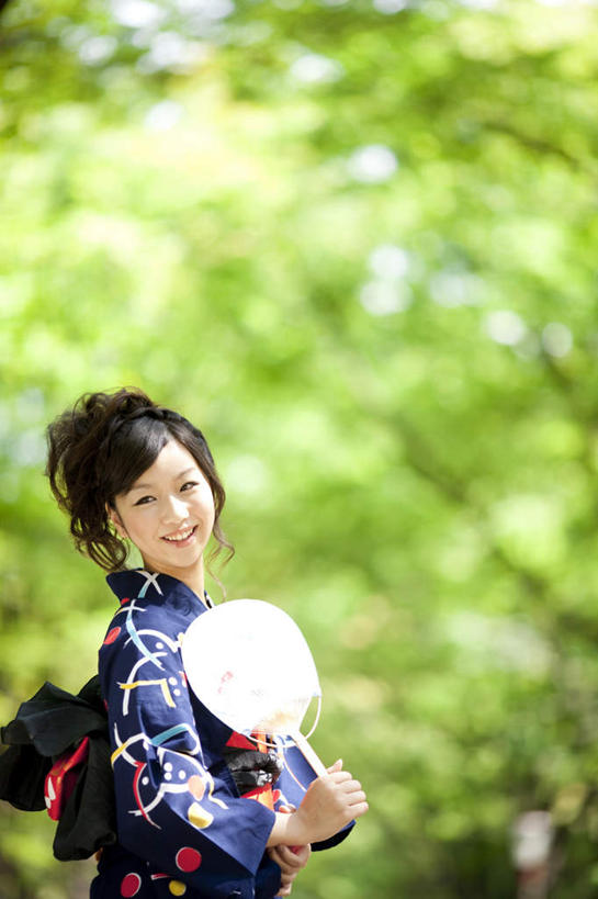 东方人,一个人,走,笑,微笑,露齿笑,竖图,室外,白天,侧面,民族服装,树林,植物,亚洲,仅一个年轻女性,仅一个女性,仅一个人,握,阴影,花纹,和服,朦胧,模糊,光线,扇子,图案,影子,拿,拿着,注视,黄种人,娱乐,树,树木,绿色,阳光,自然,观察,看,享受,休闲,放松,握着,服饰,生长,成长,观看,察看,关注,吴服,唐草,唐花,唐锦,年轻女性,女人,女性,亚洲人,步行,散步,走路,半身,彩图,传统服装,民俗服