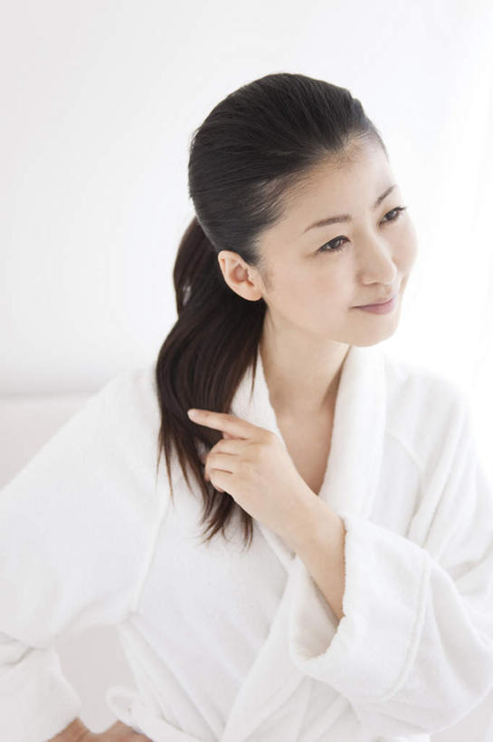 东方人,头发,一个人,坐,笑,摸,微笑,竖图,室内,白天,正面,浴袍,沙发,亚洲,仅一个女性,仅一个人,抚摸,墙,注视,黄种人,娱乐,手叉腰,墙壁,墙面,白色,观察,看,仅一个中年女性,享受,休闲,放松,观看,察看,关注,女人,女性,中年女性,亚洲人,触摸,接触,坐着,半身,彩图,汤帷子,浴衣,皮沙发