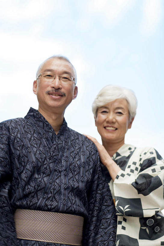 东方人,两个人,家庭,夫妻,站,笑,微笑,露齿笑,竖图,室外,白天,仰视,民族服装,爱情,亚洲,阴影,花纹,和服,光线,图案,眼镜,影子,云,云朵,浪漫,云彩,注视,黄种人,蓝色,白云,蓝天,天空,阳光,天,观察,看,站着,温暖,温馨,一家人,恩爱,搭,恋人,服饰,晴朗,观看,和睦,察看,搭着,关注,亲情,近视眼镜,吴服,唐草,唐花,唐锦,老年男性,老年女性,男人,男性,女人,女性,亚洲人,夫妇,情侣,晴空,站立,半身,彩图,低角度拍摄,传统服装,民俗服,伴侣,融洽