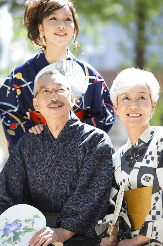 东方人,头发,三个人,家庭,母亲,父亲,女儿,站,坐,笑,微笑,竖图,室外,白天,正面,民族服装,树林,植物,亚洲,握,阴影,花纹,和服,朦胧,模糊,光线,扇子,图案,眼镜,影子,地面,清凉,拿,拿着,注视,黄种人,凉爽,文化,树,树木,绿色,白色,黑色,阳光,自然,观察,看,站着,温暖,温馨,父女,母女,一家人,父爱,母爱,握着,服饰,生长,成长,观看,和睦,察看,关注,近视眼镜,吴服,唐草,唐花,唐锦,老年男性,老年女性,男人,男性,年轻女性,女人,女性,亚洲人,抬头,仰头,站立,坐着,半身,彩图,传统服装,民俗服,融洽,传统文化