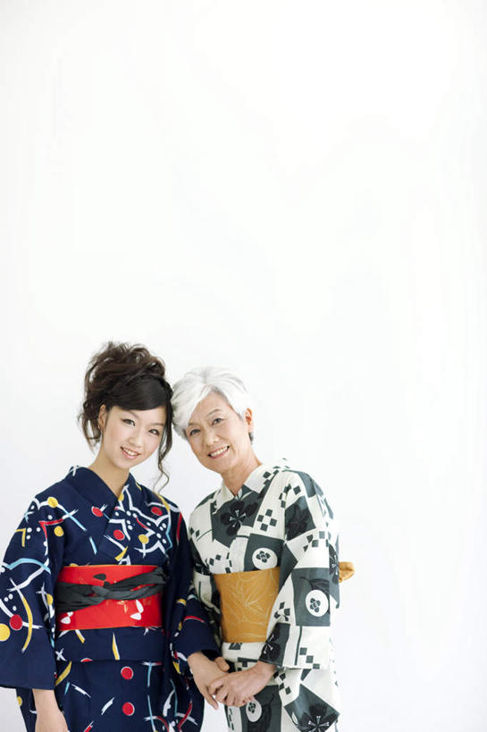 东方人,头发,两个人,家庭,母亲,女儿,站,握手,笑,微笑,露齿笑,竖图,室外,白天,白色背景,正面,民族服装,亚洲,握,花纹,和服,包,扇子,图案,清凉,拿,拎,拿着,依偎,注视,黄种人,凉爽,文化,白色,黑色,观察,看,靠,靠着,倚靠,站着,温暖,温馨,母女,一家人,母爱,握着,摄影,服饰,影棚,观看,和睦,察看,倚着,关注,亲情,吴服,唐草,唐花,唐锦,依附,依赖,投靠,老年女性,年轻女性,女人,女性,亚洲人,搀手,拉手,手拉手,手握手,站立,半身,彩图,影棚拍摄,传统服装,民俗服,拍摄,融洽,拎着,传统文化