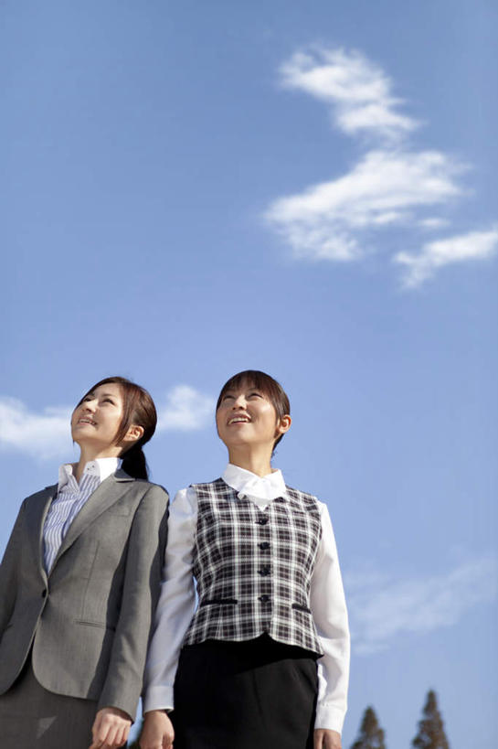 东方人,两个人,同事,商务人士,商务女性,站,笑,微笑,露齿笑,竖图,室外,白天,仰视,成功,合作,团队,集体,信心,树林,植物,亚洲,阴影,套装,光线,影子,云,云朵,云彩,注视,黄种人,队伍,树,树木,蓝色,绿色,白云,蓝天,天空,阳光,自然,天,观察,看,站着,生长,晴朗,成长,观看,察看,领导,成就,关注,商务装,合伙,领袖,工薪阶层,年轻女性,女人,女性,亚洲人,白领,上班族,晴空,站立,半身,彩图,低角度拍摄