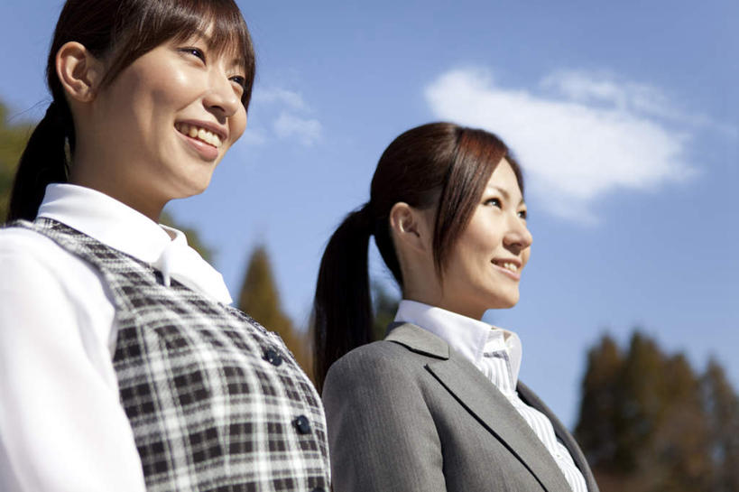 东方人,两个人,同事,商务人士,商务女性,站,笑,微笑,露齿笑,横图,室外,白天,仰视,成功,合作,团队,集体,信心,树林,植物,亚洲,阴影,套装,朦胧,模糊,光线,影子,云,云朵,云彩,注视,黄种人,队伍,树,树木,蓝色,绿色,白云,蓝天,天空,阳光,自然,天,观察,看,站着,生长,晴朗,成长,观看,察看,领导,成就,关注,商务装,合伙,领袖,工薪阶层,年轻女性,女人,女性,亚洲人,白领,上班族,晴空,站立,半身,彩图,低角度拍摄