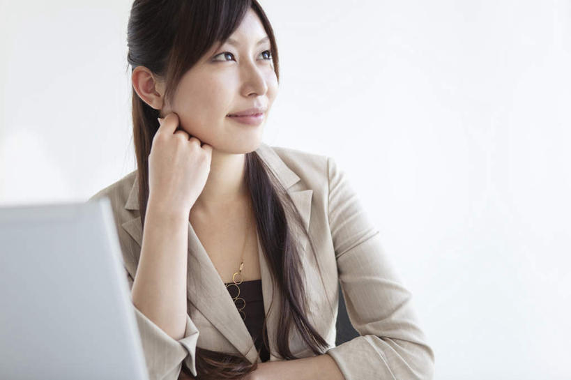 东方人,一个人,商务人士,商务女性,办公室,坐,笑,微笑,横图,室内,白天,正面,笔记本电脑,项链,亚洲,仅一个年轻女性,仅一个女性,仅一个人,撑,套装,墙,托腮,注视,黄种人,墙壁,墙面,白色,观察,看,托,观看,察看,关注,托下巴,商务装,工薪阶层,年轻女性,女人,女性,亚洲人,白领,上班族,坐着,半身,彩图