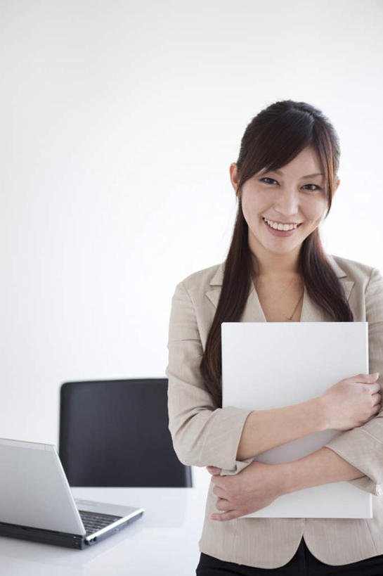 东方人,一个人,商务人士,商务女性,办公室,站,抱,笑,微笑,露齿笑,竖图,室内,白天,正面,桌子,椅子,亚洲,仅一个年轻女性,仅一个女性,仅一个人,套装,办公桌,木椅,墙,文件夹,注视,黄种人,墙壁,墙面,白色,黑色,观察,看,站着,抱着,观看,察看,关注,商务装,工薪阶层,手提电脑,年轻女性,女人,女性,亚洲人,白领,上班族,站立,半身,彩图