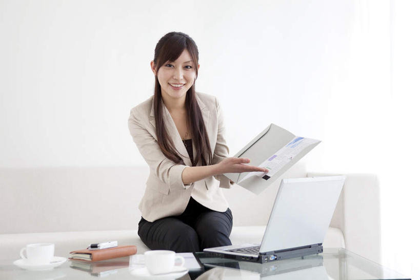 东方人,一个人,商务人士,商务女性,坐,笑,微笑,露齿笑,横图,室内,白天,正面,沙发,桌子,手机,亚洲,仅一个年轻女性,仅一个女性,仅一个人,指,套装,办公桌,墙,记事本,文件夹,拿,拿着,注视,黄种人,墙壁,墙面,白色,本子,笔记本,观察,看,观看,察看,关注,商务装,工薪阶层,手提电脑,年轻女性,女人,女性,亚洲人,白领,上班族,坐着,半身,彩图,皮沙发