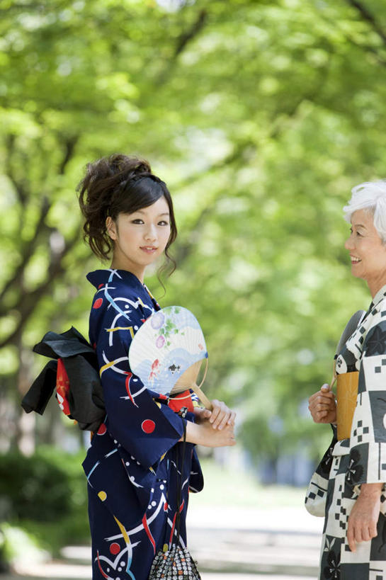 东方人,头发,两个人,家庭,母亲,女儿,站,笑,微笑,露齿笑,竖图,室外,白天,侧面,民族服装,森林,树林,植物,道路,路,公路,亚洲,握,阴影,花纹,和服,朦胧,模糊,光线,图案,影子,交通,拿,拿着,注视,黄种人,树,树木,绿色,白色,黑色,阳光,自然,观察,看,站着,温暖,温馨,母女,一家人,母爱,握着,服饰,生长,成长,观看,和睦,察看,关注,亲情,吴服,唐草,唐花,唐锦,老年女性,年轻女性,女人,女性,亚洲人,马路,站立,半身,彩图,传统服装,民俗服,融洽