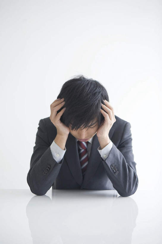 东方人,手,一个人,商务人士,商务男性,坐,举,竖图,室内,白天,正面,衬衫,桌子,亚洲,仅一个男性,仅一个人,套装,办公桌,墙,黄种人,墙壁,墙面,仅一个年轻男性,白色,低头,托,手部,商务装,工薪阶层,男人,男性,年轻男性,亚洲人,白领,上班族,举起,举手,举着,向上举,向上伸,向上托,坐着,半身,彩图,衬衣