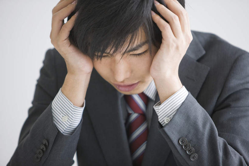 东方人,脸,头,脸颊,手,一个人,商务人士,商务男性,坐,举,竖图,室内,特写,白天,正面,衬衫,亚洲,仅一个男性,仅一个人,套装,墙,黄种人,肩膀,墙壁,墙面,仅一个年轻男性,白色,低头,托,手部,商务装,工薪阶层,男人,男性,年轻男性,亚洲人,头部,脸部,脸蛋,面部,白领,上班族,举起,举手,举着,向上举,向上伸,向上托,坐着,半身,彩图,衬衣