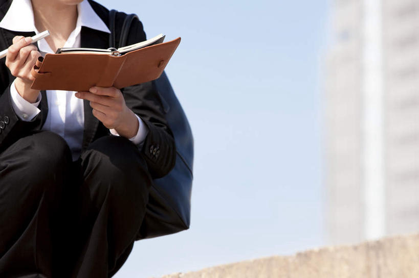 一个人,商务人士,商务女性,高楼大厦,蹲,横图,室外,白天,仰视,楼梯,大厦,建筑,摩天大楼,仅一个年轻女性,仅一个女性,仅一个人,握,阴影,套装,朦胧,模糊,光线,包,笔,皮包,影子,阶梯,云,云朵,办公用品,记事本,拿,云彩,拿着,台阶,文具,红色,蓝色,白云,蓝天,天空,阳光,本子,笔记本,学习用品,天,握着,晴朗,单肩包,文具用品,商务装,工薪阶层,年轻女性,女人,女性,白领,上班族,晴空,蹲着,半身,彩图,低角度拍摄,大楼,高层建筑,高楼,摩天楼