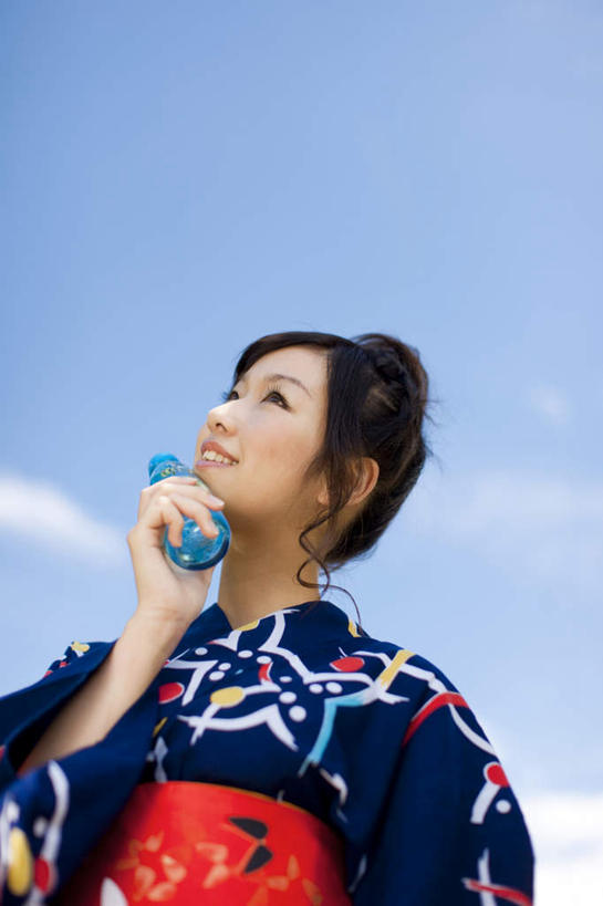 东方人,一个人,站,笑,微笑,露齿笑,竖图,室外,白天,仰视,民族服装,玻璃,亚洲,仅一个年轻女性,仅一个女性,仅一个人,撑,握,阴影,花纹,和服,光线,瓶,图案,影子,云,云朵,拿,云彩,拿着,托腮,注视,黄种人,娱乐,玻璃制品,蓝色,白云,蓝天,天空,阳光,天,观察,看,托,站着,享受,休闲,放松,握着,服饰,晴朗,观看,苏打水,察看,关注,托下巴,吴服,唐草,唐花,唐锦,年轻女性,女人,女性,亚洲人,晴空,抬头,仰头,站立,半身,彩图,低角度拍摄,传统服装,民俗服