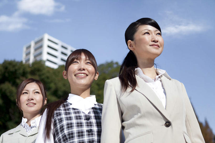 东方人,三个人,同事,商务人士,商务女性,家,站,笑,微笑,露齿笑,横图,室外,白天,仰视,成功,合作,团队,集体,信心,树林,植物,亚洲,阴影,套装,光线,影子,房屋,屋子,云,云朵,云彩,注视,黄种人,队伍,楼房,住宅,树,树木,蓝色,绿色,白云,蓝天,天空,阳光,自然,天,观察,看,站着,生长,晴朗,成长,观看,察看,领导,成就,关注,商务装,合伙,领袖,工薪阶层,年轻女性,女人,女性,亚洲人,白领,上班族,晴空,站立,半身,彩图,低角度拍摄,房子