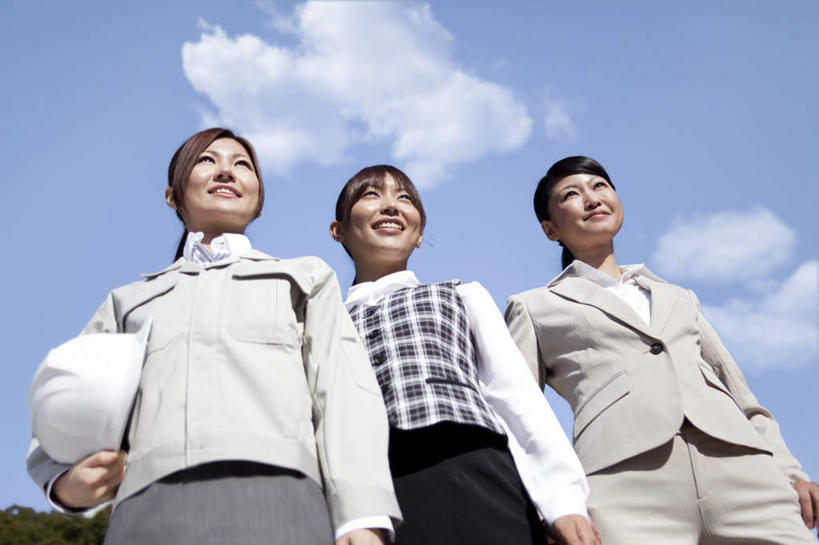 东方人,三个人,同事,商务人士,商务女性,站,笑,微笑,露齿笑,横图,室外,白天,仰视,成功,合作,团队,集体,信心,树林,植物,帽子,亚洲,阴影,套装,光线,头盔,影子,云,云朵,云彩,注视,黄种人,队伍,树,树木,蓝色,绿色,白色,白云,蓝天,天空,阳光,自然,安全帽,天,观察,看,站着,生长,晴朗,成长,观看,察看,领导,成就,关注,商务装,合伙,领袖,工薪阶层,年轻女性,女人,女性,亚洲人,白领,上班族,晴空,站立,半身,彩图,低角度拍摄