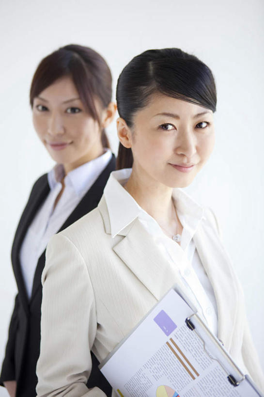 东方人,两个人,同事,商务人士,站,笑,微笑,竖图,室内,白天,白色背景,正面,成功,合作,团队,集体,信心,亚洲,套装,文件夹,拿,拿着,注视,黄种人,队伍,观察,站着,摄影,影棚,观看,察看,领导,成就,关注,商务装,合伙,领袖,工薪阶层,年轻女性,女人,女性,亚洲人,白领,上班族,站立,半身,彩图,影棚拍摄,拍摄