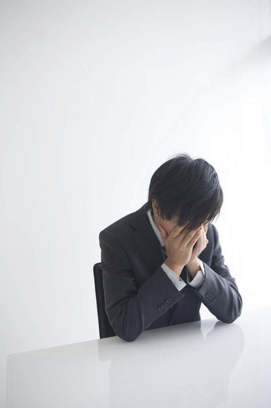 一个人,商务人士,商务男性,办公室,坐,竖图,室内,白天,正面,衬衫,桌子,仅一个男性,仅一个人,撑,阴影,套装,光线,影子,办公桌,墙,托腮,墙壁,墙面,仅一个年轻男性,白色,低头,托,托下巴,商务装,工薪阶层,男人,男性,年轻男性,白领,上班族,坐着,半身,彩图,衬衣