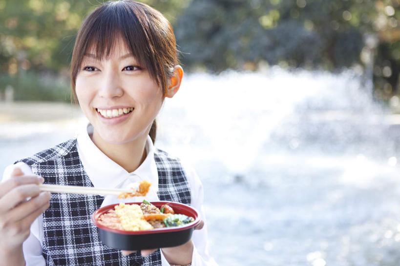 盒饭,一个人,商务人士,商务女性,站,捧,笑,微笑,露齿笑,横图,室外,白天,正面,旅游,度假,河流,树林,水,植物,筷子,餐具,仅一个年轻女性,仅一个女性,仅一个人,套装,朦胧,模糊,便当,河水,浪花,水流,拿,拿着,注视,文化,娱乐,传统,树,树木,绿色,小溪,自然,溪水,观察,看,站着,享受,休闲,便捷,放松,生长,成长,观看,礼节,察看,便利,关注,礼仪,商务装,工薪阶层,快捷,弁当,年轻女性,女人,女性,白领,上班族,进餐用具,端,端着,捧着,手捧,站立,半身,彩图