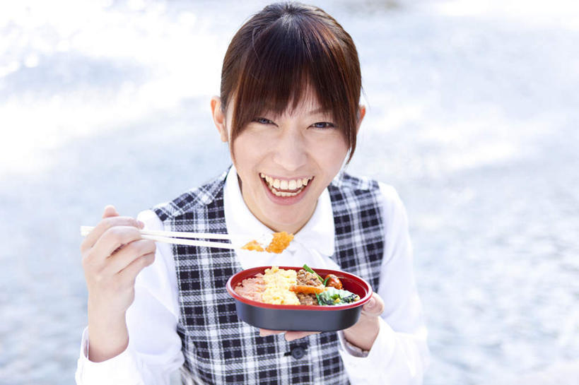 盒饭,一个人,商务人士,商务女性,站,捧,笑,微笑,露齿笑,横图,俯视,室外,白天,旅游,度假,河流,水,筷子,餐具,仅一个年轻女性,仅一个女性,仅一个人,套装,朦胧,模糊,便当,河水,浪花,水流,拿,拿着,注视,文化,娱乐,传统,小溪,溪水,观察,看,站着,享受,休闲,便捷,放松,观看,礼节,察看,便利,关注,礼仪,商务装,工薪阶层,快捷,弁当,年轻女性,女人,女性,白领,上班族,进餐用具,端,端着,捧着,手捧,站立,半身,彩图,高角度拍摄