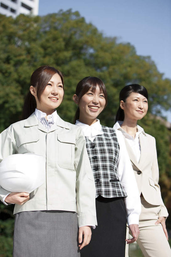 东方人,三个人,同事,商务人士,商务女性,家,站,笑,微笑,露齿笑,竖图,室外,白天,仰视,成功,合作,团队,集体,信心,树林,植物,帽子,亚洲,阴影,套装,朦胧,模糊,光线,头盔,影子,房屋,屋子,云,云朵,云彩,注视,黄种人,队伍,楼房,住宅,树,树木,蓝色,绿色,白色,白云,蓝天,天空,阳光,自然,安全帽,天,观察,看,站着,生长,晴朗,成长,观看,察看,领导,成就,关注,商务装,合伙,领袖,工薪阶层,年轻女性,女人,女性,亚洲人,白领,上班族,晴空,站立,半身,彩图,低角度拍摄,房子