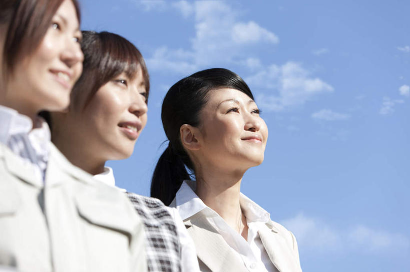 东方人,脸,头,脸颊,三个人,同事,商务人士,商务女性,站,笑,微笑,露齿笑,横图,室外,特写,白天,仰视,成功,合作,团队,集体,信心,亚洲,阴影,套装,朦胧,模糊,光线,影子,云,云朵,云彩,注视,黄种人,队伍,肩膀,蓝色,白云,蓝天,天空,阳光,天,观察,看,站着,晴朗,观看,察看,领导,成就,关注,商务装,合伙,领袖,工薪阶层,年轻女性,女人,女性,亚洲人,头部,脸部,脸蛋,面部,白领,上班族,晴空,站立,半身,彩图,低角度拍摄